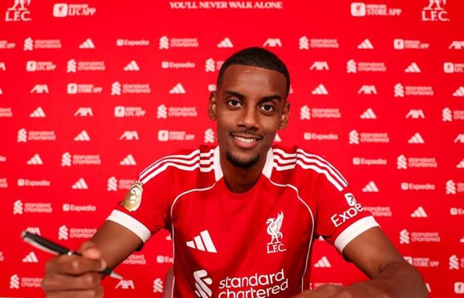 Alexander Isak é anunciado como reforço mais caro da história do Liverpool.