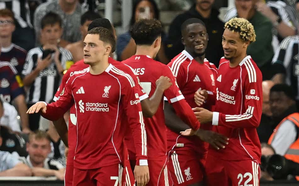 Rooney critica estrela do Liverpool: "Não vejo onde ele se encaixa"