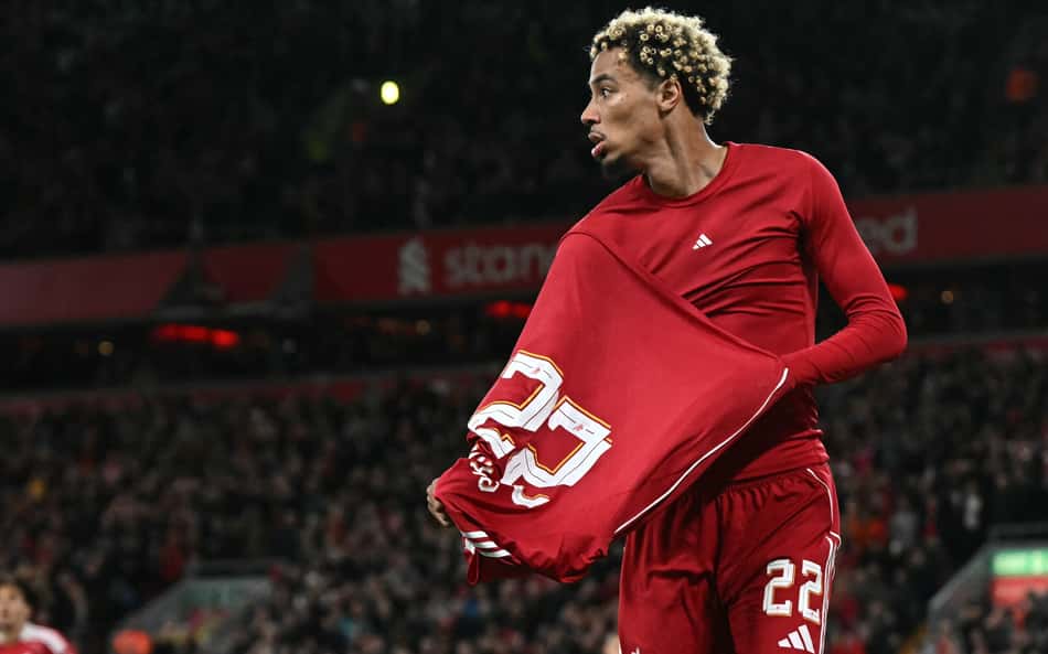 Ekitiké decide, e Liverpool avança na Copa da Liga Inglesa