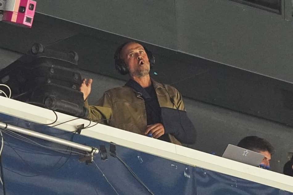 Luis Enrique assiste a jogo do PSG na tribuna do Parque dos Príncipes (Foto: Icon Sport)