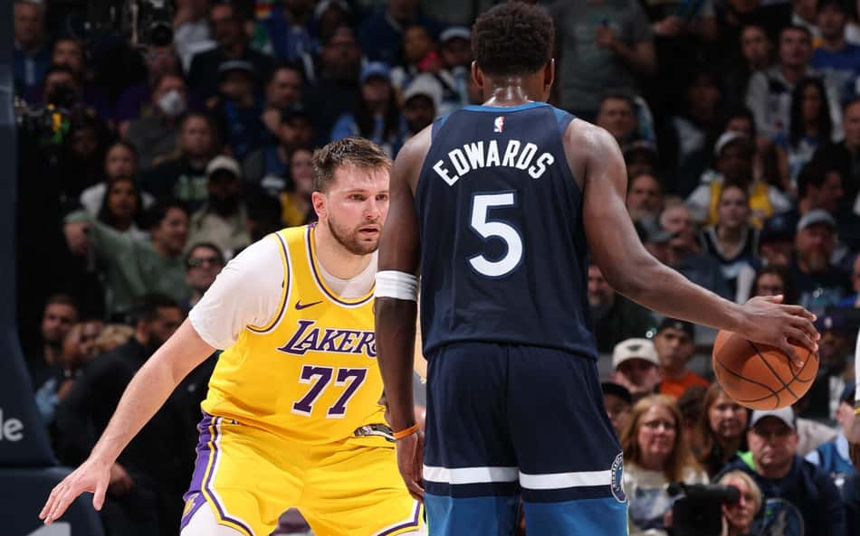 Luka Doncic, do Los Angeles Lakers, em defesa contra o Anthony Edwards, do Minnesota Timberwolves, nos playoffs da NBA (Foto: David Sherman/NBAE via Getty Images/AFP)