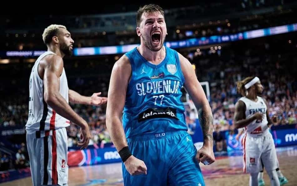 Luka Doncic comemorando em jogo da Eslovênia no EuroBasket (Foto: Reprodução/Fiba)