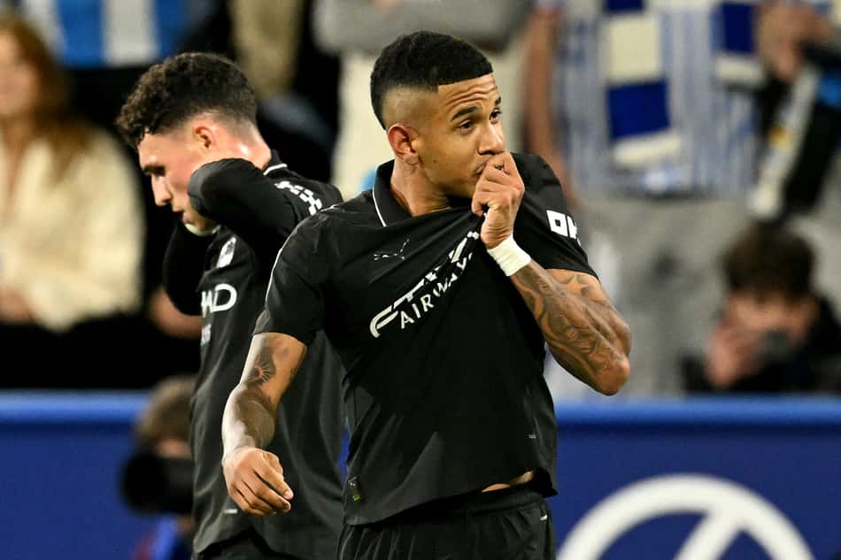 Com gol de Savinho, o Manchester City bateu o Huddersfield Town e avançou na Copa da Liga Inglesa (Foto: Oli SCARFF / AFP)
