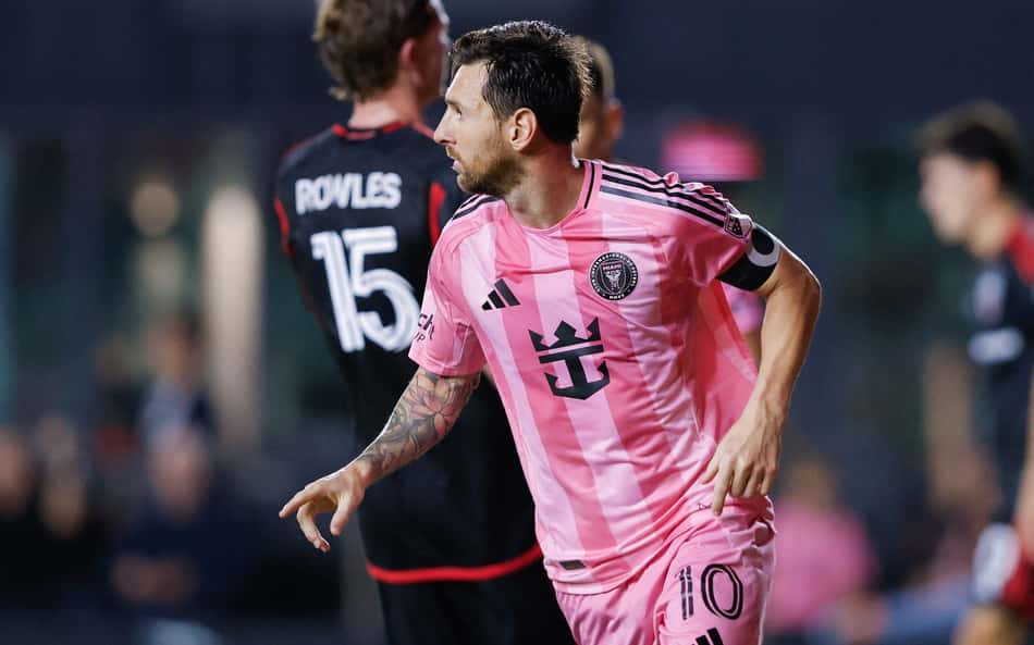 Messi decide com dois golaços e assistência à la NFL em vitória do Inter Miami; veja