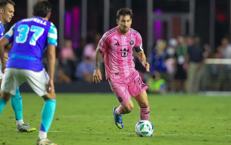 Em vitória do Inter Miami, Messi marca e perde gol inacreditável; veja os lances