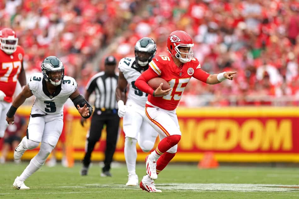 Patrick Mahomes em ação em jogo entre Kansas City Chiefs e Philadelphia Eagles na NFL (Foto: Jamie Squire/Getty Images/AFP)