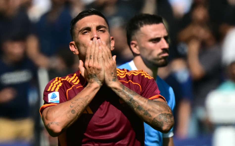 Com duas expulsões, Roma vence e afunda Lazio na tabela do Campeonato Italiano; veja fotos