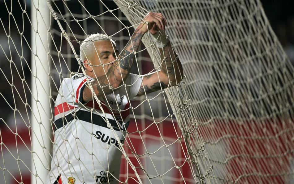 Luciano, do São Paulo, é alvo de memes após gols perdidos contra a LDU; confira