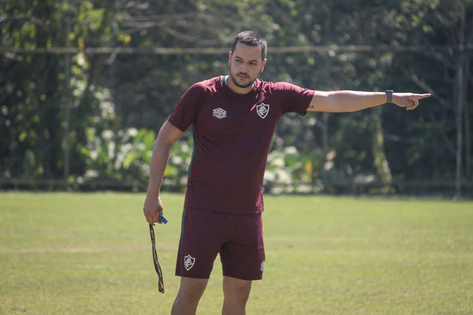 Treinador Saulo Silva em treino do Fluminense, que se preparada para o Carioca Feminino (Foto: Leonardo Brasil/FFC)