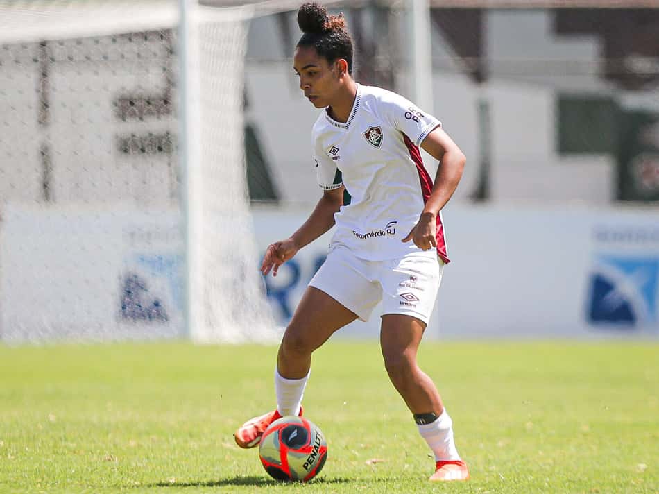 Sophia Caputo, com passagem pelo Daminhas, em campo pelo Fluminense (Foto: Marina Garcia/FFC)