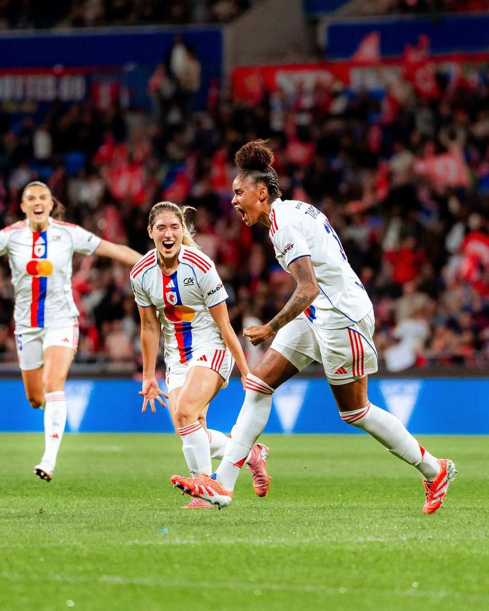 A brasileira Tarciane comemora seu gol pelo Lyonnes, no Campeonato Francês (Foto: Reprodução/OL Lyonnes)