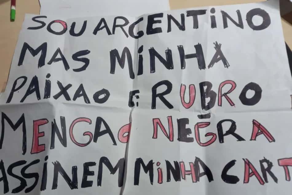 O cartaz usado pelo torcedor argentino para ser notado pelo elenco do Flamengo.