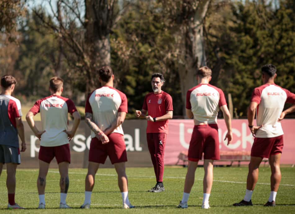Jogadores do Estudiantes durante treino (Foto: Divulgação)