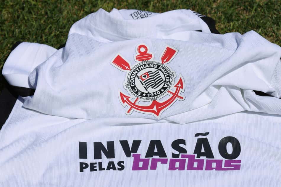 Camisa do Corinthians estampa frase "invasão pelas Brabas". (Foto: Corinthians/Divulgação)