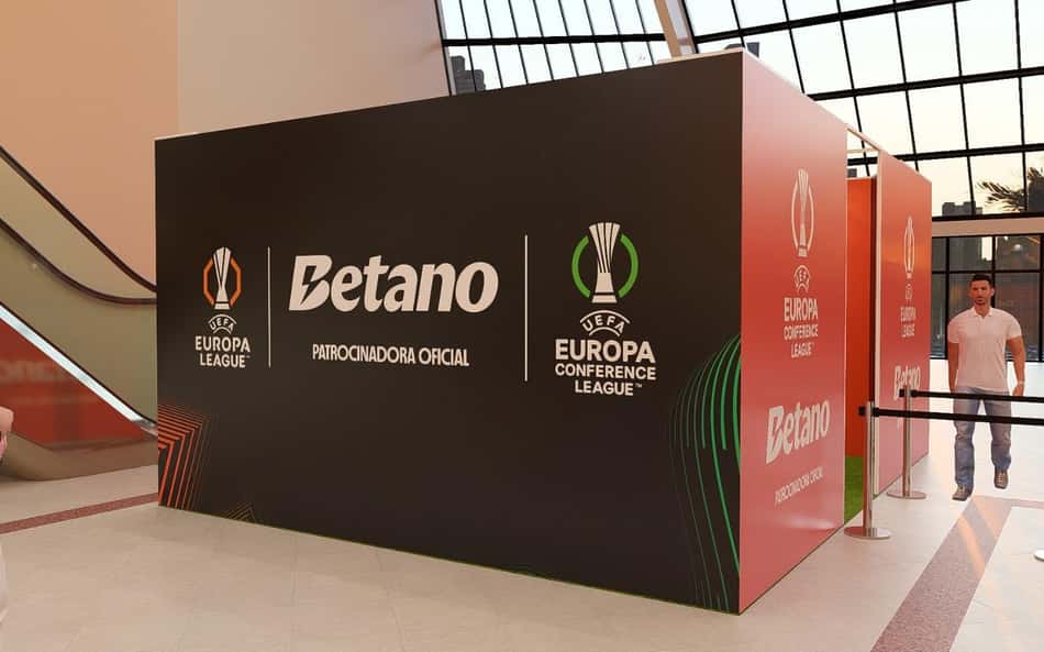 Troféus da Europa League e Conference League serão expostos ao público no Brasil
