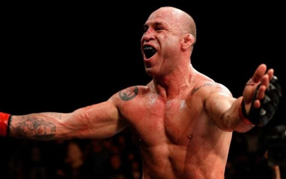 De madrugada, Wanderlei Silva atualiza estado de saúde e preocupa: 'Ainda'