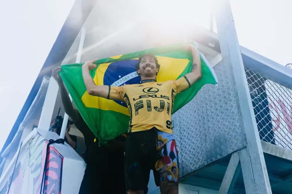 Campeão Mundial da WSL 2025, Yago Dora, com bandeira do Brasil (Foto: Cait Miers/WSL)