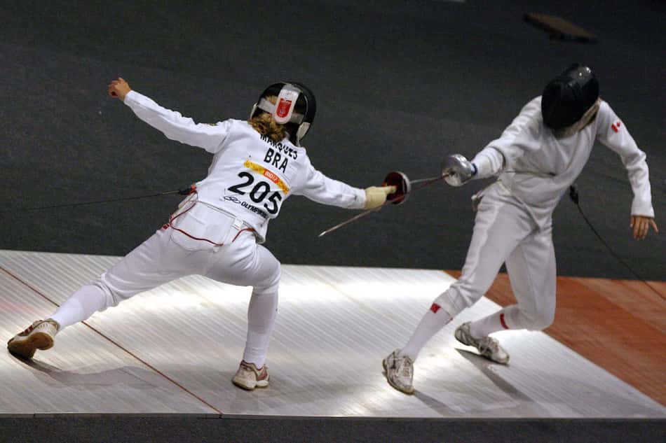 PAN-33 RIO DE JANEIRO (BRASIL), 23/07/07.- La brasileña Yane Marques (i) y la canadiense Kara Grant(d) durante el su combate de esgrima dentro de la prueba del petatlóm moderno femenino de los XV Juegos Panamericanos disputada hoy,23 de Julio. EFE/Sebastião Moreira
