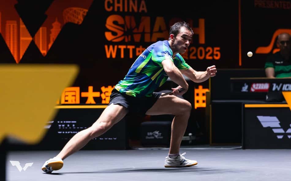 Hugo Calderano na vitória sobre o anfitrião Zhou Qihao no China Smash (Foto: Divulgação/ WTT)