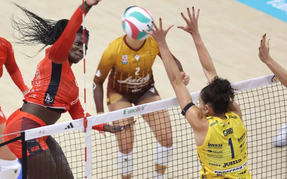 Vôlei: time de Gabi Guimarães estreia com virada na Itália
