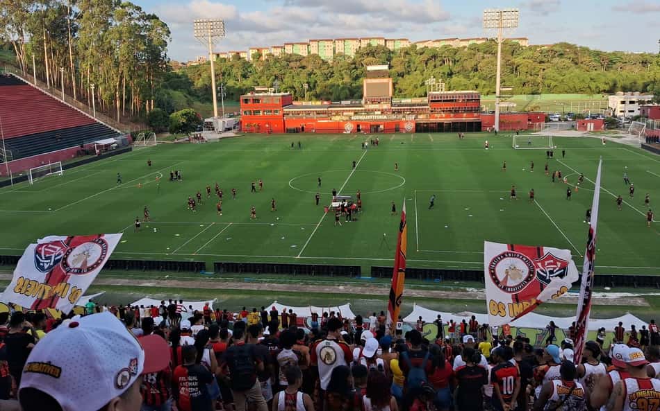 Torcida do Vitória mostra apoio em último treino antes do Ba-Vi; imagens