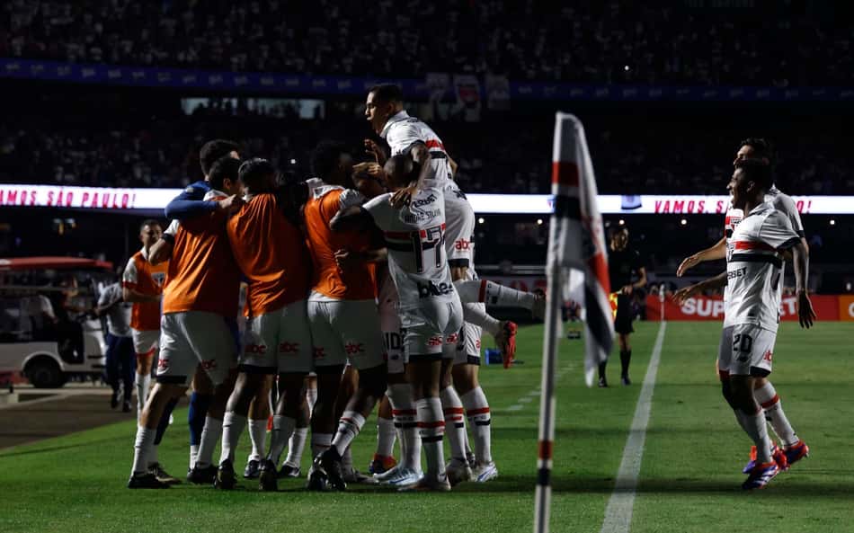 Elenco do São Paulo em jogo no MorumBis pelo Brasileirão