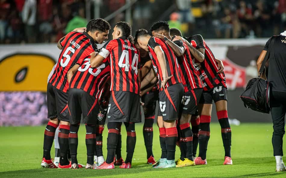 Vitória tem mudanças para enfrentar o Corinthians; veja escalação