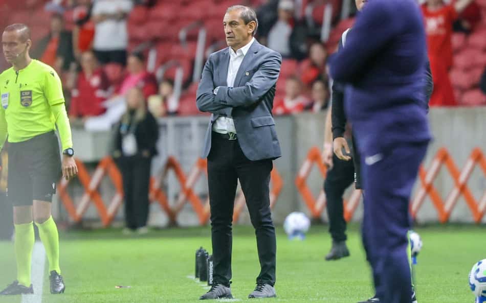 Ramón e Emiliano Díaz trocam paletó por agasalho do Internacional