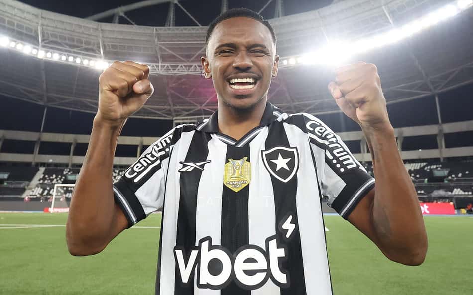 Jeffinho pede passagem no Botafogo e provoca dúvida em Davide