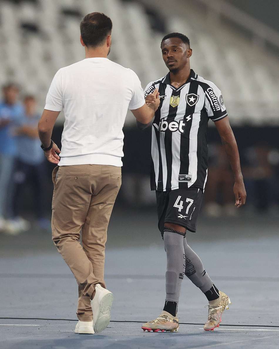 Jeffinho cumprimentando Davide Ancelotti (Foto: Vítor Silva/Botafogo)