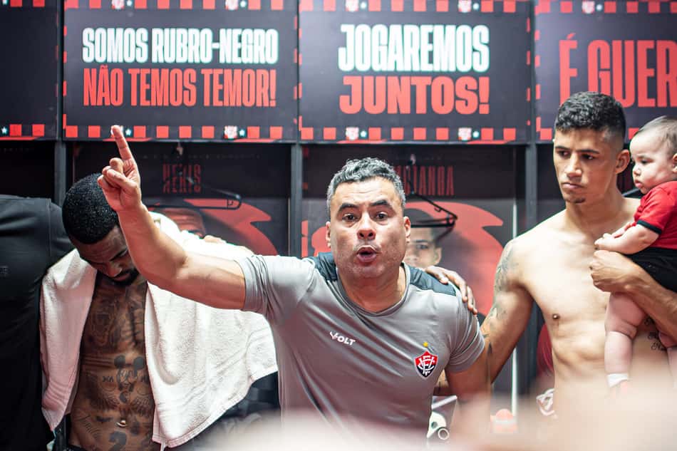Jair Ventura no vestiário do Vitória (Foto: Victor Ferreira / EC Vitória)