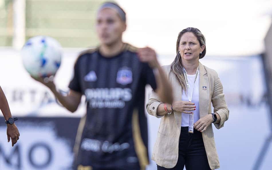Com treinadora brasileira, Colo-Colo iguala marca histórica do Corinthians no futebol feminino