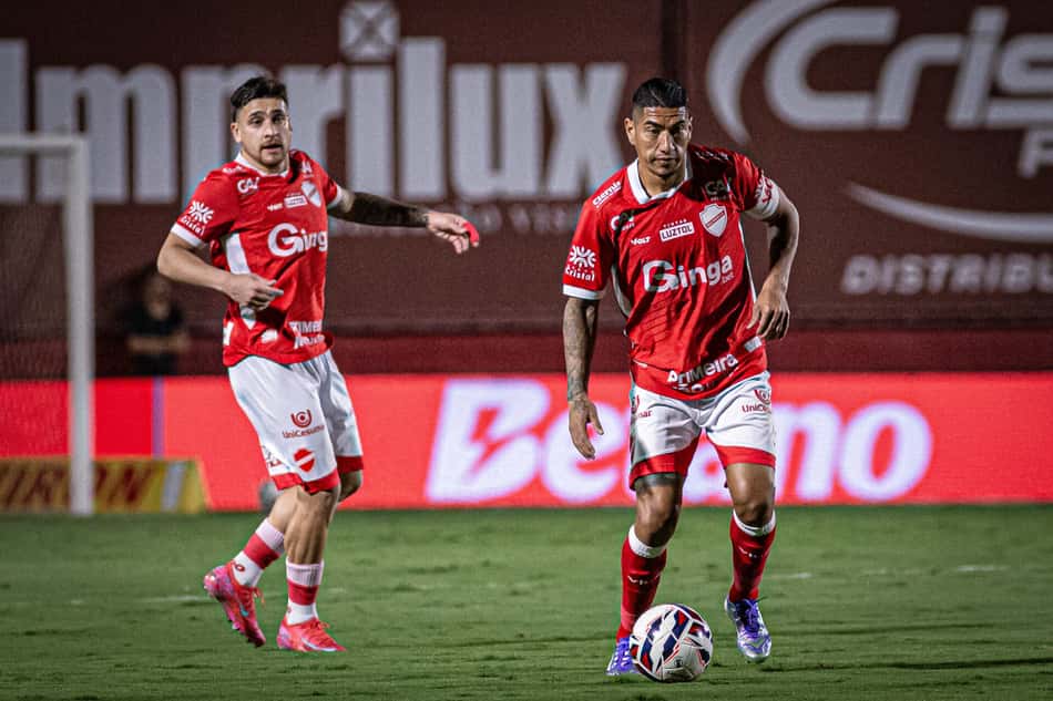 Jogadores do Vila Nova em campo pela Série B do Brasileirão (Foto: Beto Correa/Vila Nova)