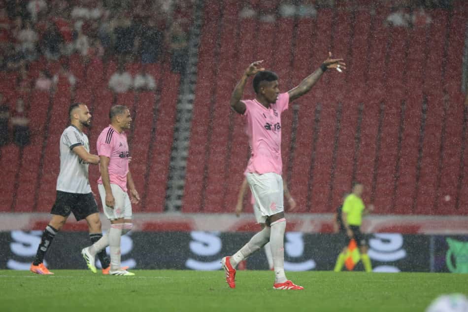 Vitão, zagueiro do Internacional