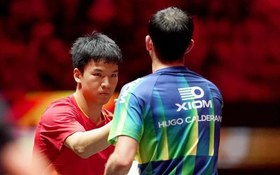 Calderano cumprimenta o anfitrião Xiang Peng após a derrota nas quartas do China Smash (Foto: Divulgação/WTT)
