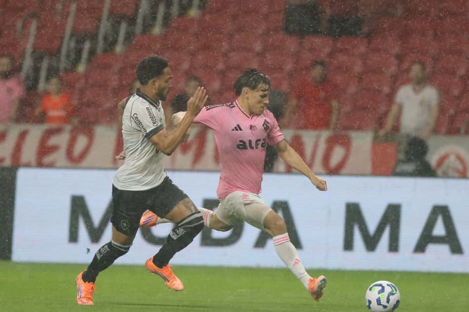 Bernabei e Vitinho no jogo entre Intenracional e Botafogo (Foto: Ricardo Duarte/SC Internacional)