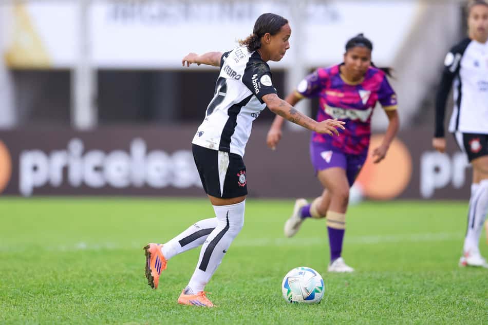 Letícia Monteiro conduz bola em Corinthians x Always Ready. (Foto: Staff Images Woman/ CONMEBOL)