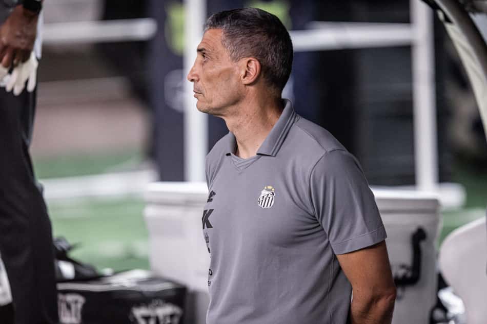 Vojvoda terá que fazer mudanças no Santos para o duelo contra o Corinthians (Foto: Raul Baretta/ Santos FC)
