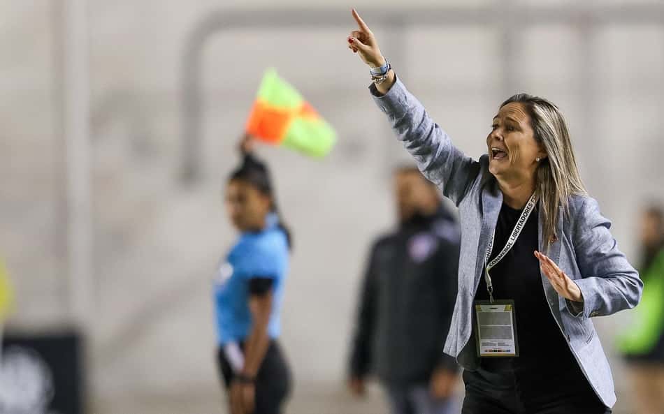 Treinadora brasileira do Colo-Colo pode superar recorde de Jorge Jesus nesta quinta