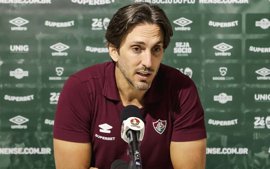 Zubeldía critica arbitragem após derrota do Fluminense: 'Fase totalmente negativa'