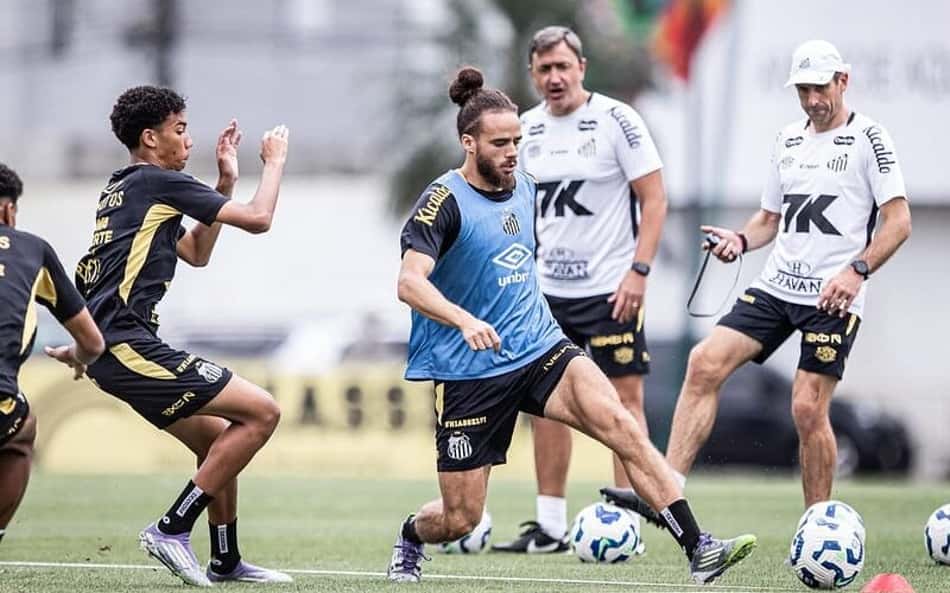 Brahimi participa de treino no CT Rei Pelé. (Foto: Raul Baretta/ Santos FC)