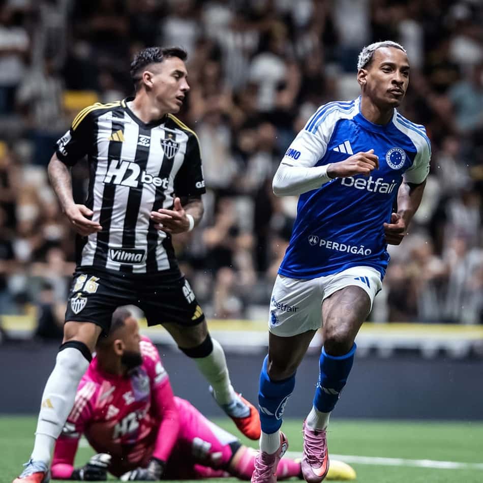 Matheus Pereira sai para comemorar gol do Cruzeiro contra o Atlético-MG (Foto: Gustavo Aleixo/Cruzeiro)