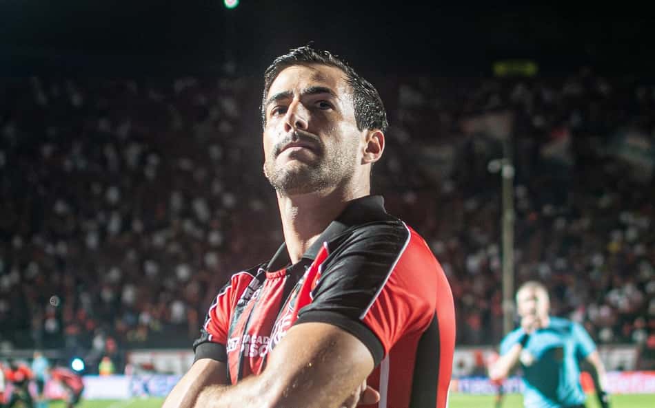 Lateral do Vitória volta de suspensão em reencontro com o Cruzeiro