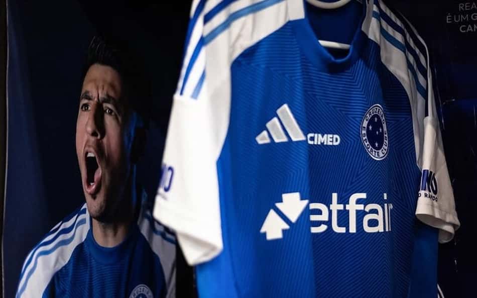 Camisa azul de 2025 se torna a mais vendida da história do Cruzeiro