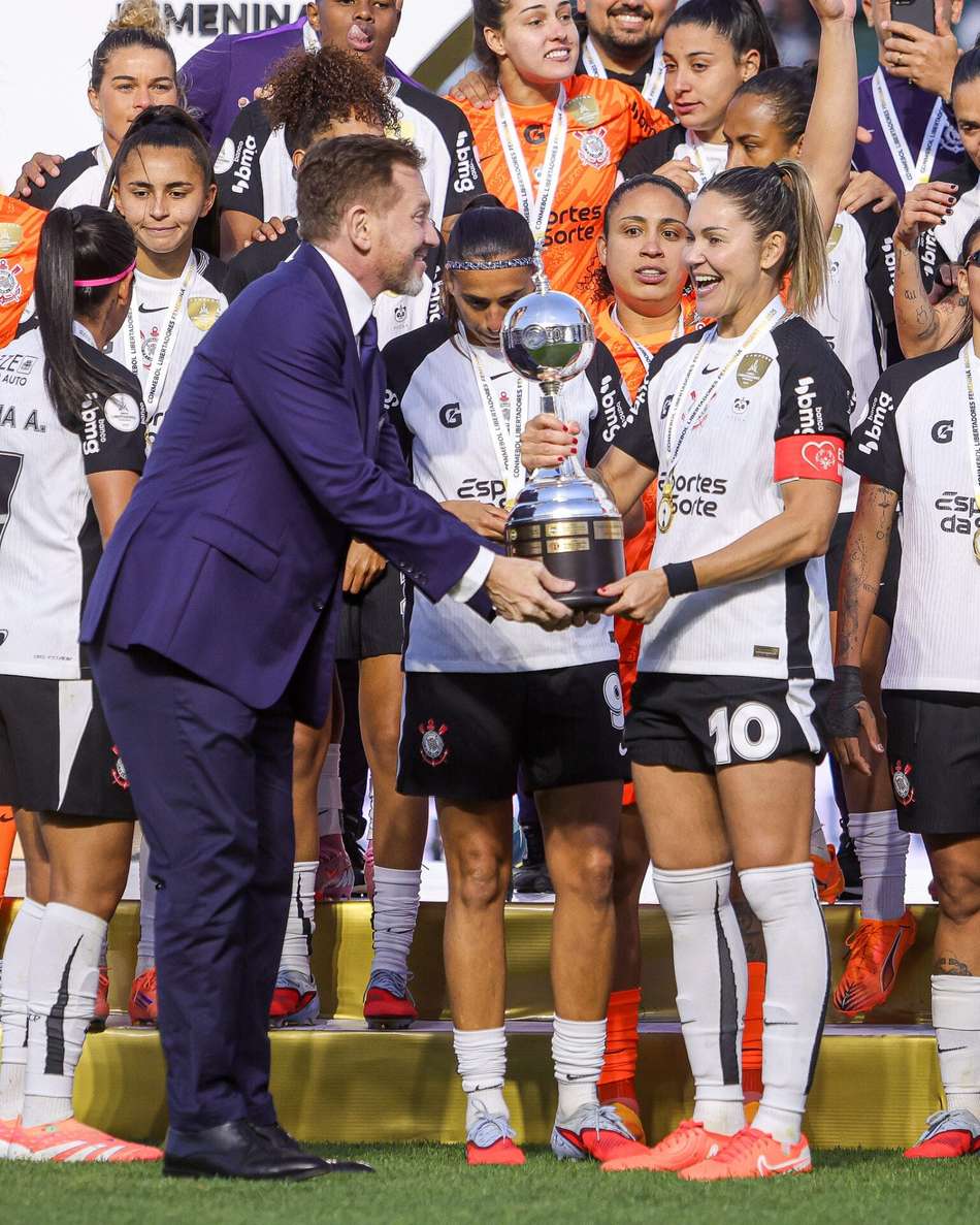 Capitã e artilheira, Gabi Zanotti levantou a taça de campeã da Libertadores Feminina. (Staff Images Woman/CONMEBOL)