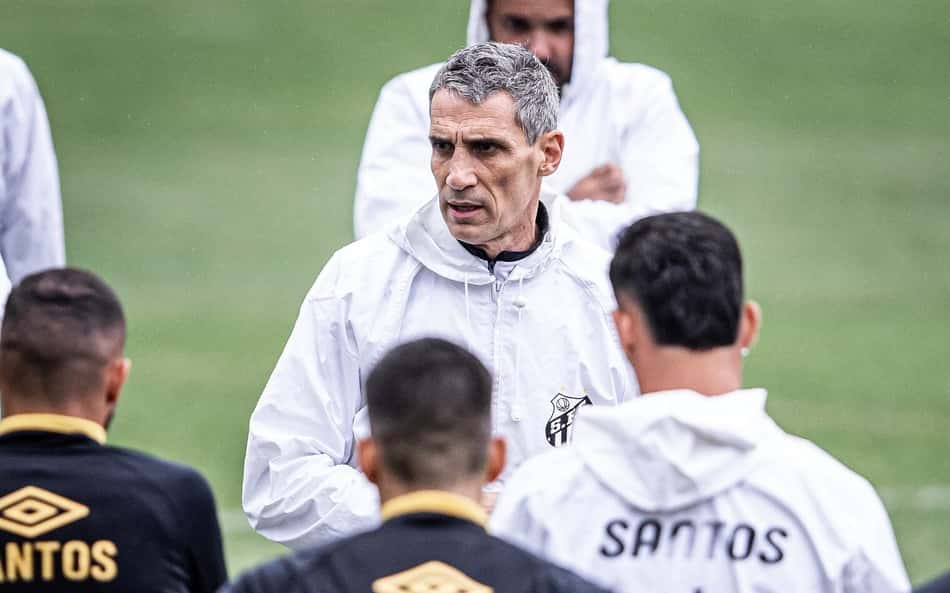 Santos: Vojvoda ajusta time e treina bolas paradas às vésperas de encarar o Vitória