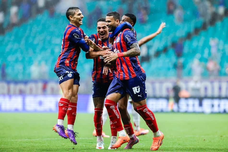 Willian José e companheiros comemoram gol do Bahia
