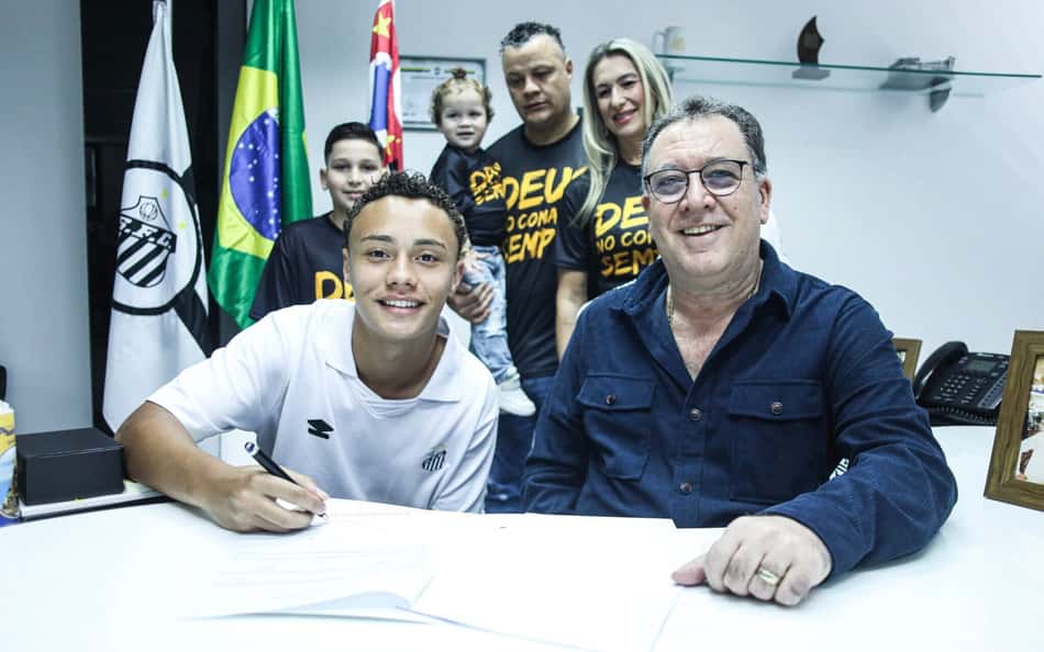 Vinícius Rocha assina primeiro contrato profissional com o Santos
