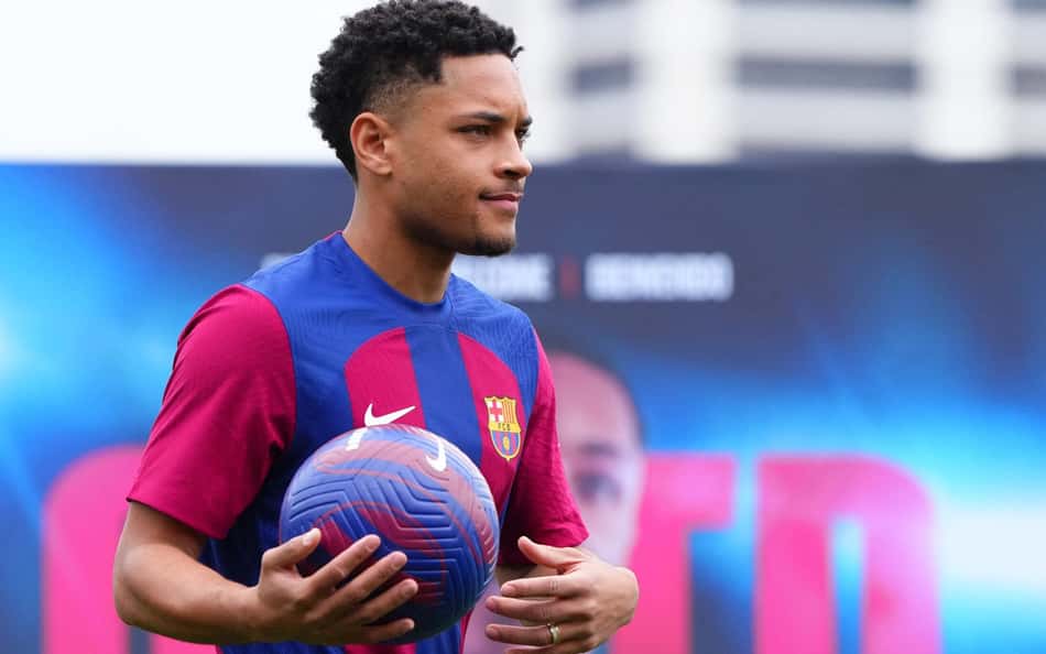 Barcelona deve quantia milionária ao Athletico por contratação de Vitor Roque