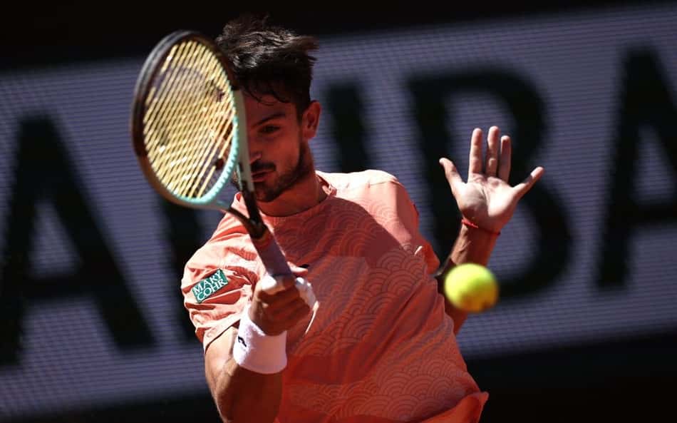 O argentino Mariano Navone na derrota para o italiano Lorenzo Musetti em Roland Garros (Foto: Anne-Christine POUJOULAT / AFP)